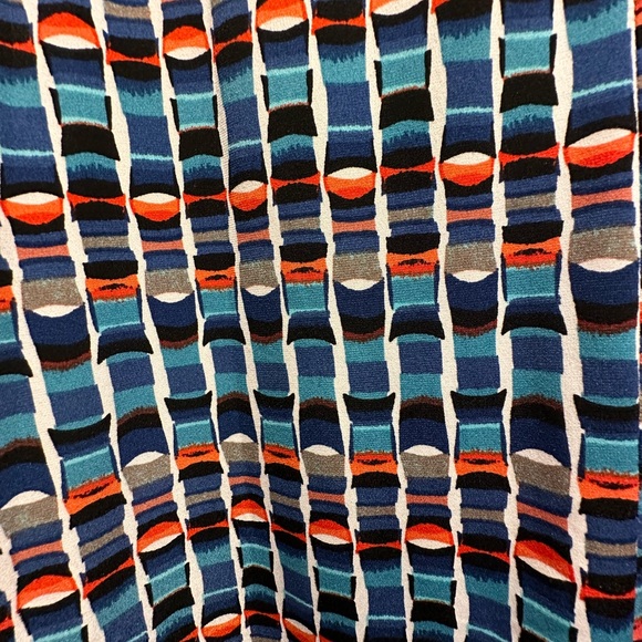 Sleeveless multi colored top. Size XL - Picture 3 of 9